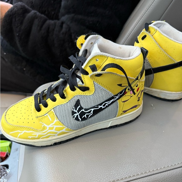 Nike swoosh big kids size 7 pikachu sneakers - Picture 5 of 9